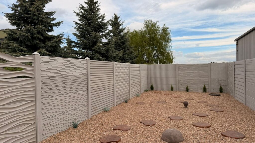 Betonzaun mit Montage – fertige Realisierung im Garten