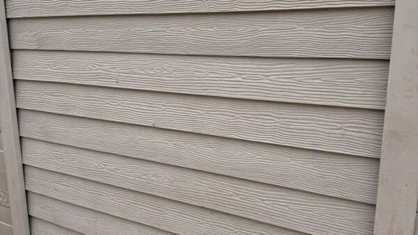 Betonzaun in Holzoptik – täuschend echte Holzstruktur aus Beton