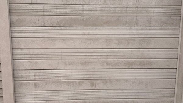 Betonzaun als Lärmschutzwand – massive Betonwand am Grundstück