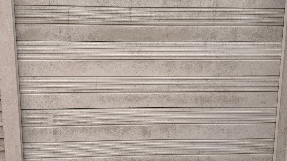 Betonzaun als Lärmschutzwand – massive Betonwand am Grundstück