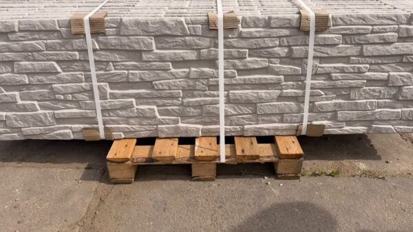 Betonzaunplatten auf Paletten – versandfertig ab Werk in Polen