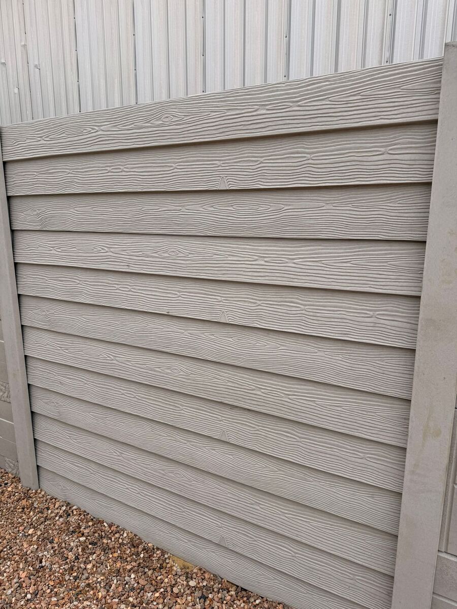 Neue Linie Modell 02 – montierter Betonzaun mit Holzstruktur-Relief