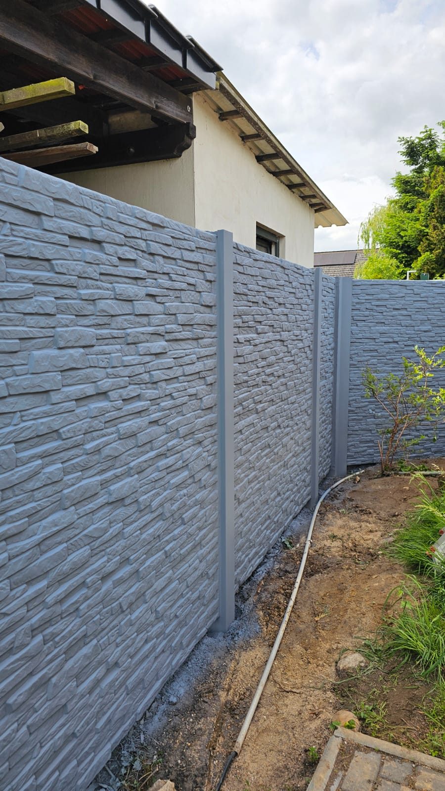Betonzaun der Neuen Linie 2026 – montiert im Garten, Modell 04