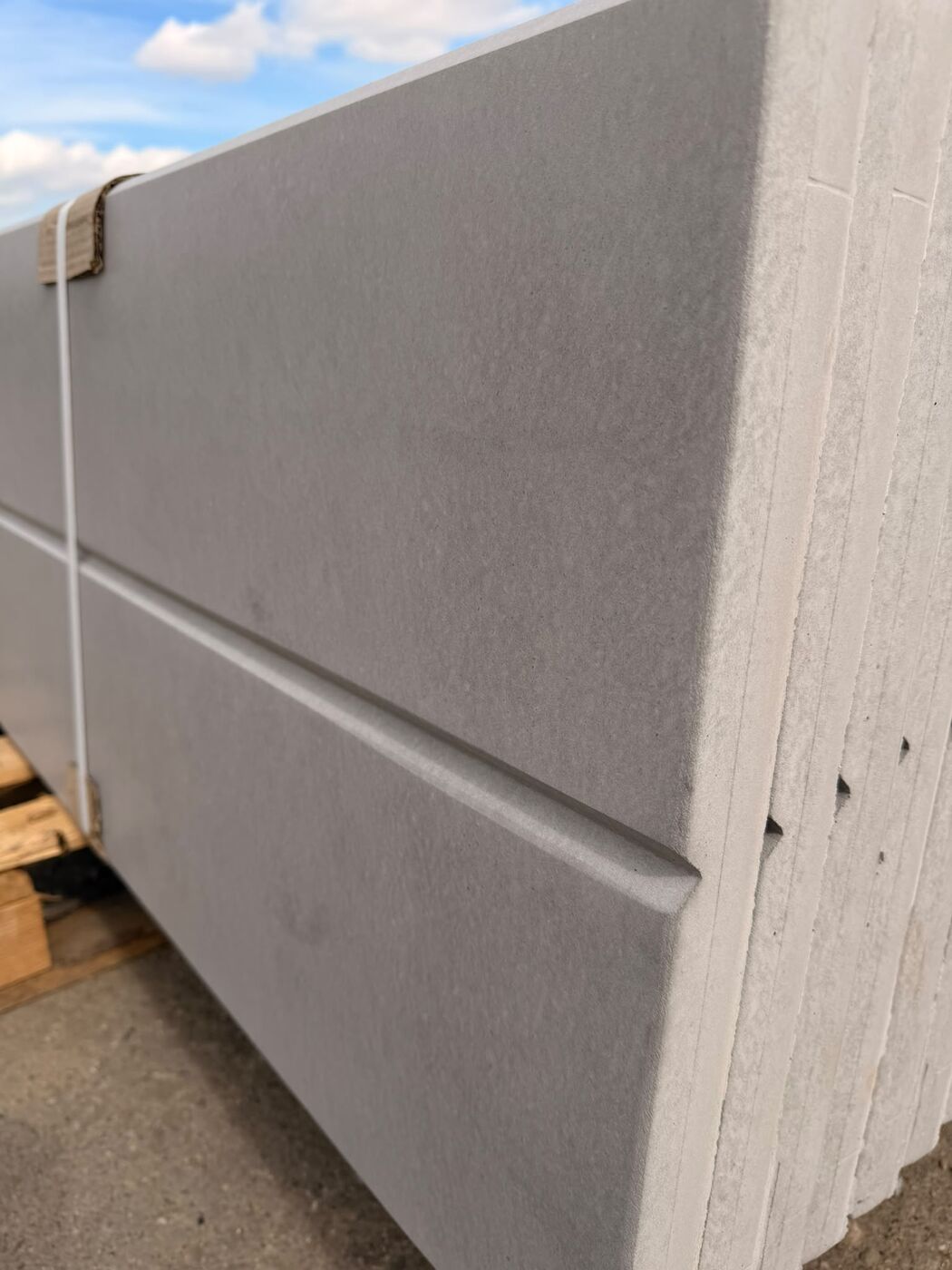 Neue Linie Modell 07 – Relief-Detail in der Produktion
