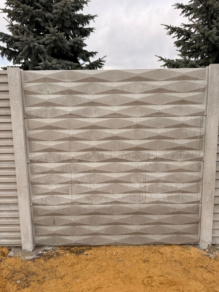 Neue Linie Modell 08 – montierter Betonzaun im Garten