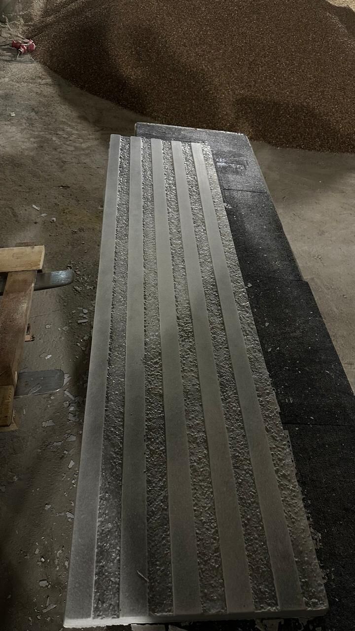 Neue Linie Modell 17 – frisch gefertigte Platte im Werk